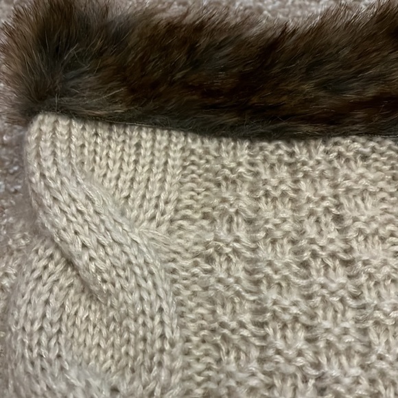 Evelyn K faux fur trimmed cable knit cowl NWT no flaws beige with brown faux fur - Picture 3 of 11